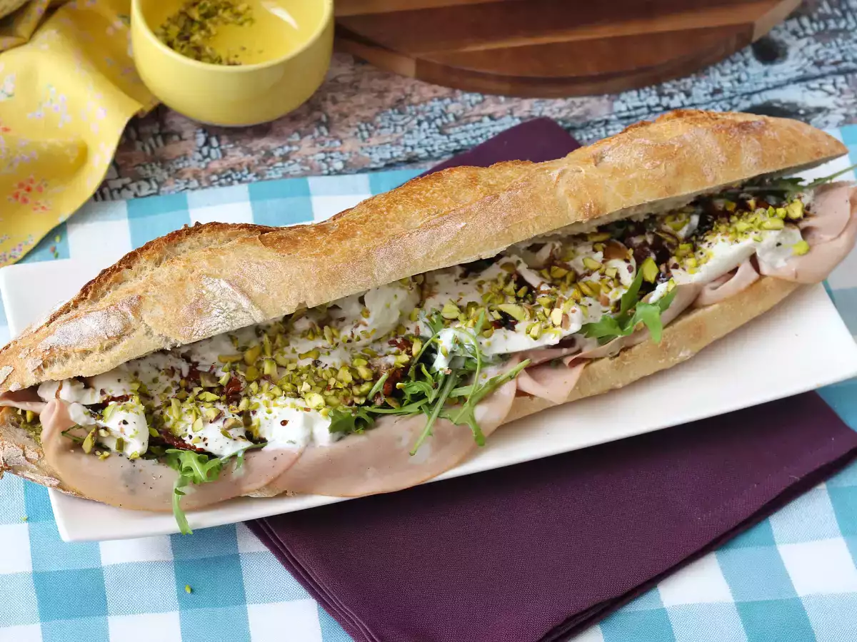 Sandwich italian gourmet cu mortadella și brânză burrata - poza 6