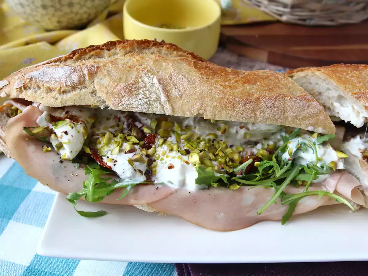 Sandwich italian gourmet cu mortadella și brânză burrata - poza 7