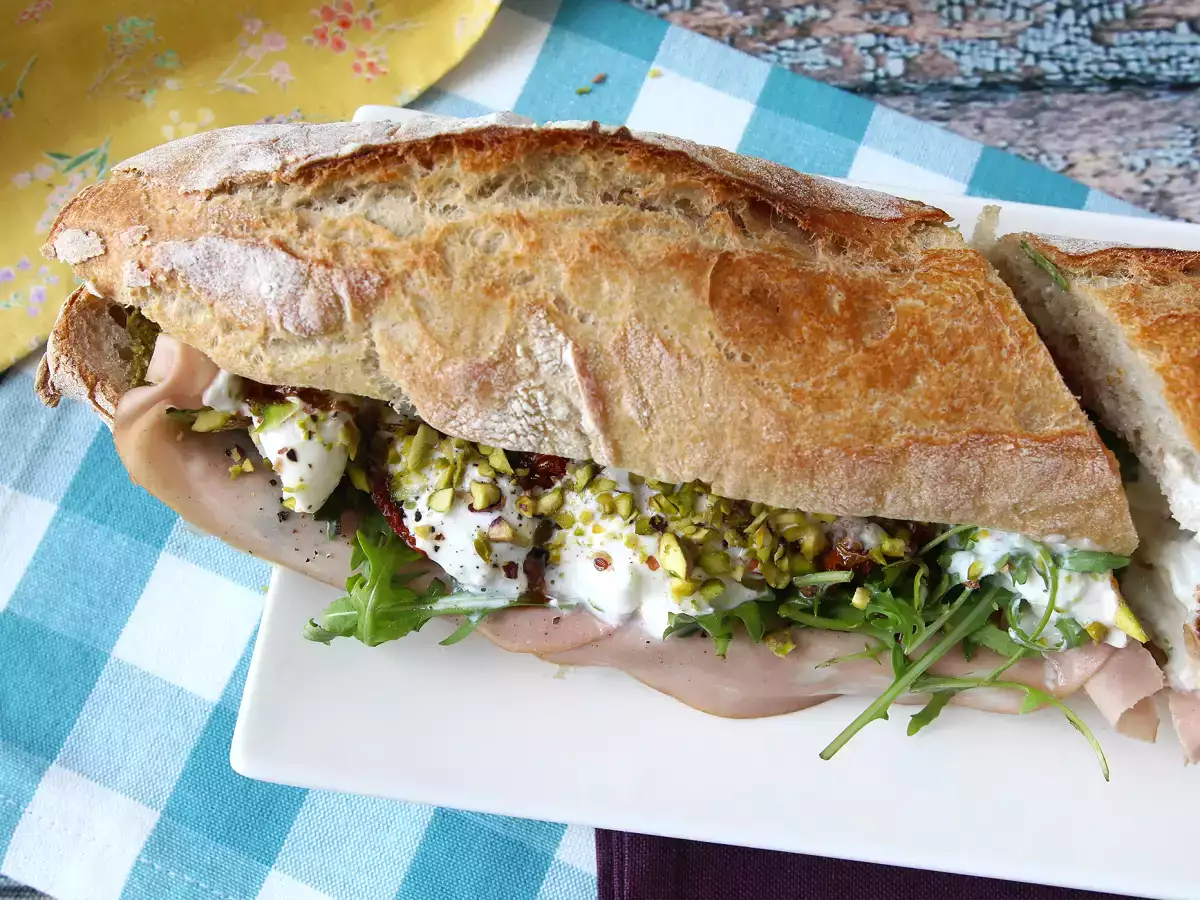Sandwich italian gourmet cu mortadella și brânză burrata - poza 8