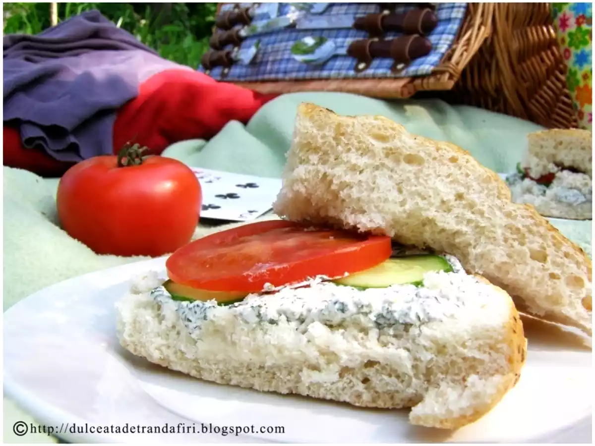 Sandwich-uri cu branza si verdeturi
