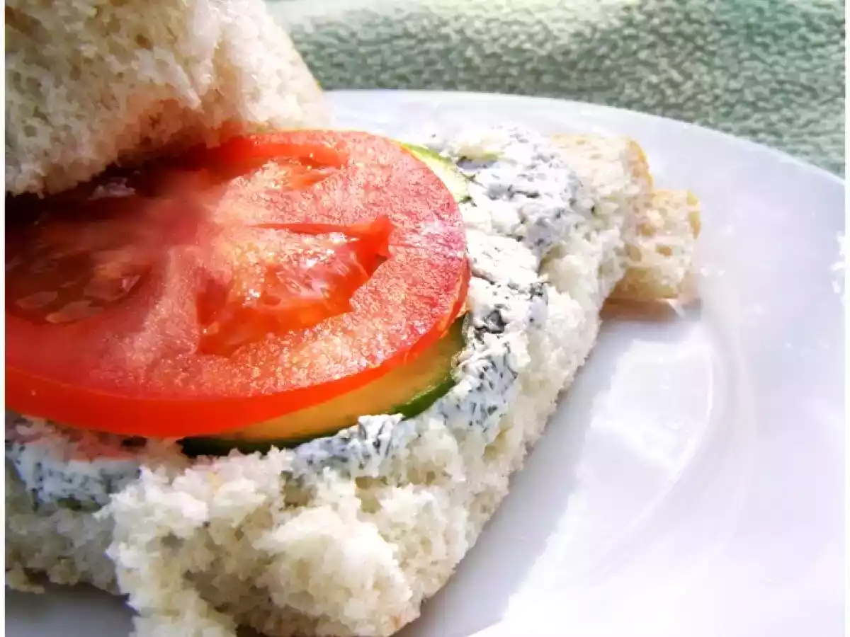 Sandwich-uri cu branza si verdeturi - poza 3