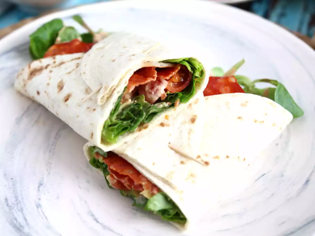 Sandwich wrap cu carnat, avocado si rosii