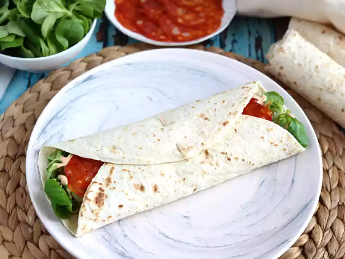 Sandwich wrap cu carnat, avocado si rosii - poza 2