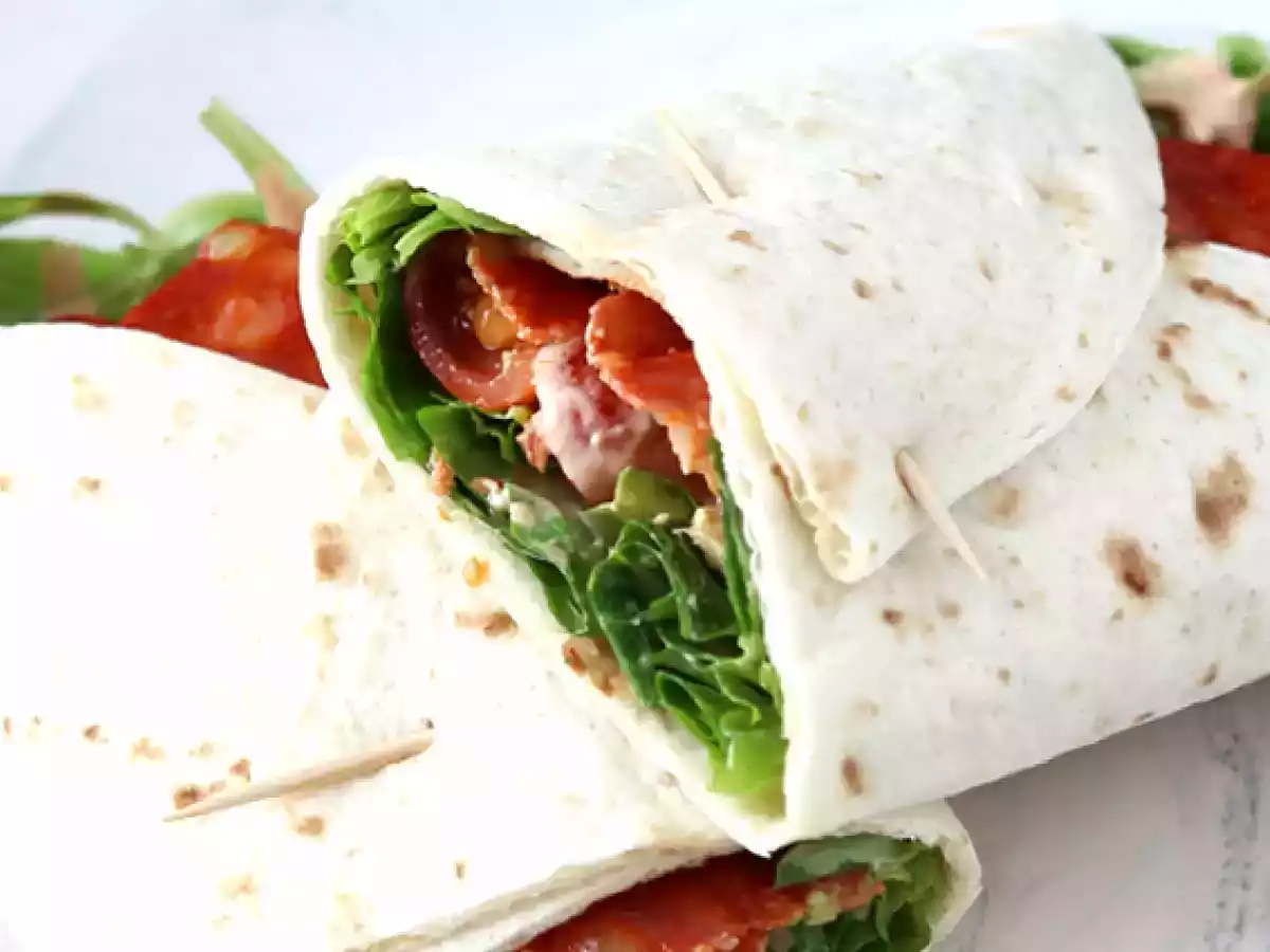 Sandwich wrap cu carnat, avocado si rosii - poza 3