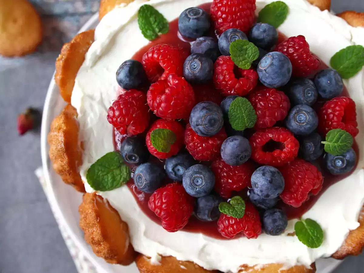 Șarlotă cu fructe roșii și madeleines - poza 2