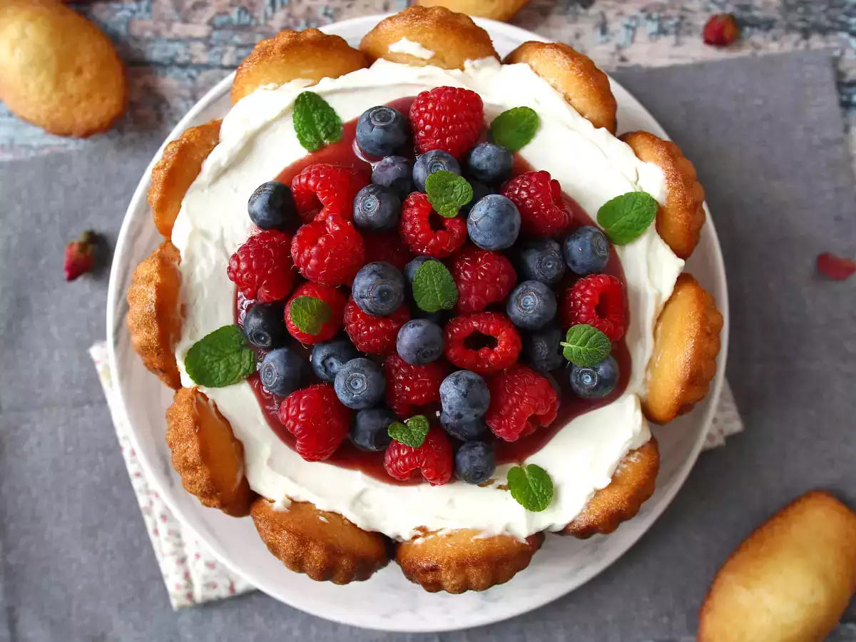 Șarlotă cu fructe roșii și madeleines - poza 5