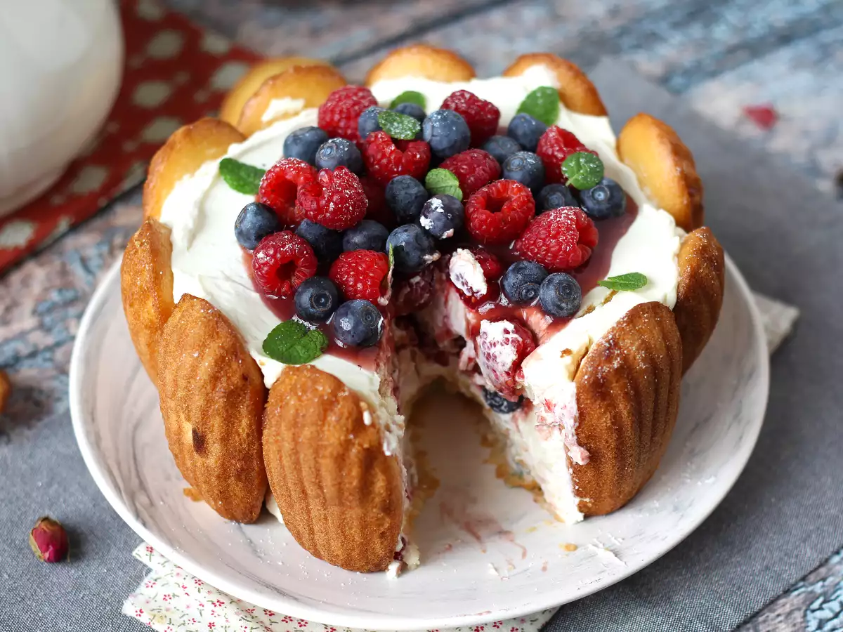 Șarlotă cu fructe roșii și madeleines - poza 8