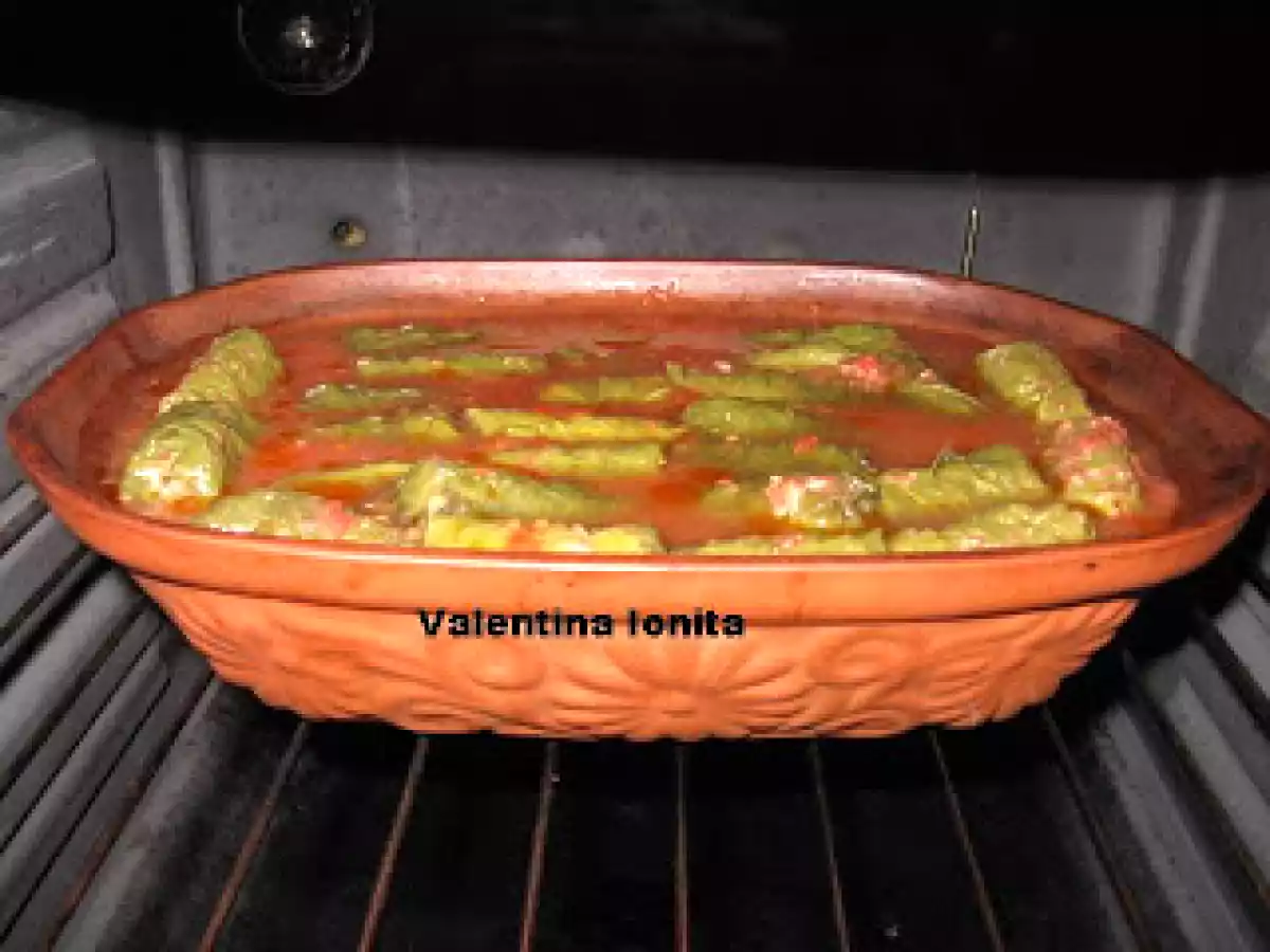 SARMALUTE CU CARNE DE VITEL IN FOI DE VITA FIERTE IN VIN ALB