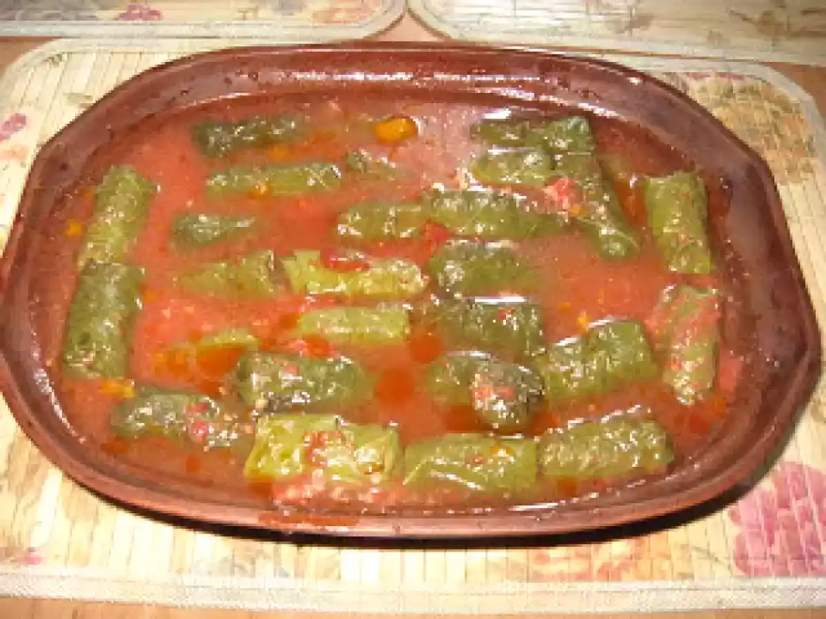 SARMALUTE CU CARNE DE VITEL IN FOI DE VITA FIERTE IN VIN ALB - poza 2