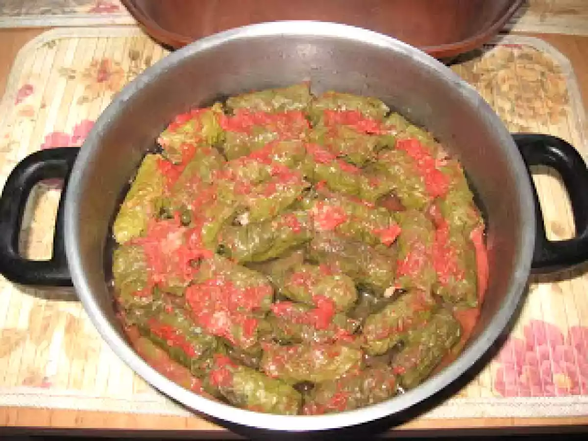 SARMALUTE CU CARNE DE VITEL IN FOI DE VITA FIERTE IN VIN ALB - poza 3