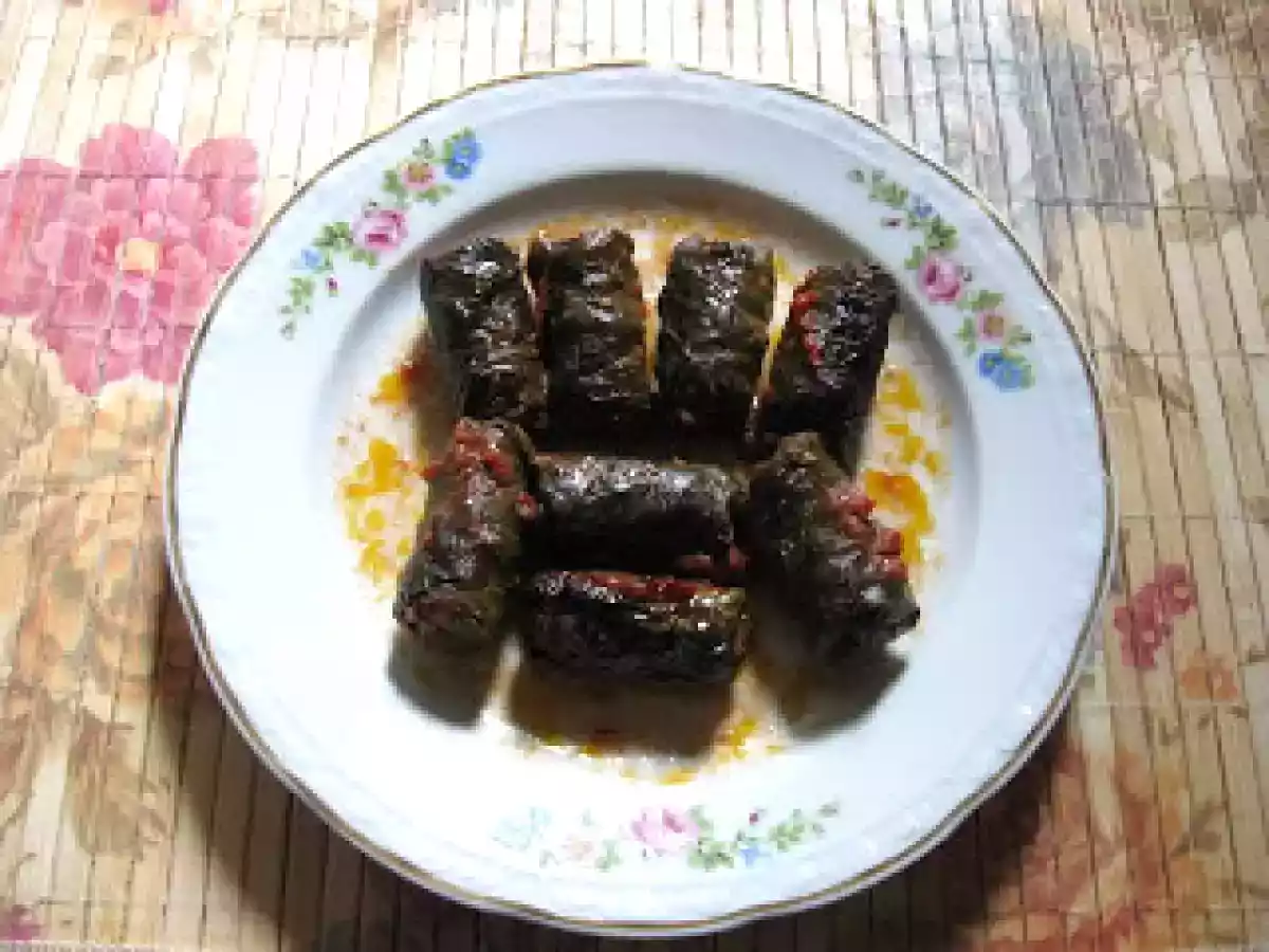 SARMALUTE CU CARNE DE VITEL IN FOI DE VITA FIERTE IN VIN ALB - poza 5