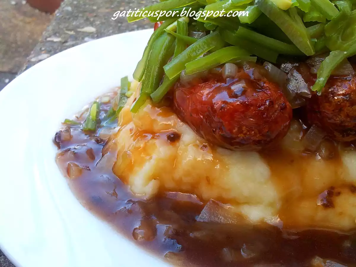 Sausage And Mash Sau Carnati Cu Piure Si Gravi De Ceapa