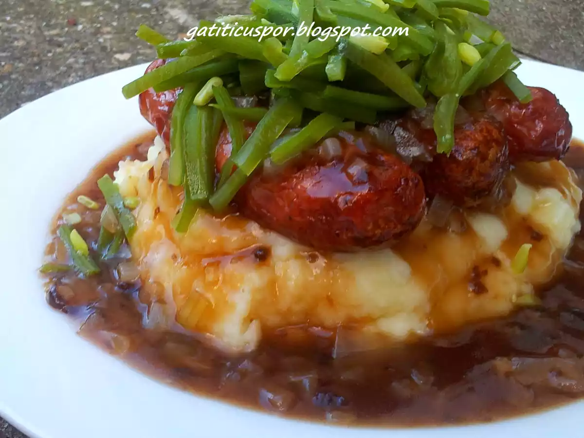 Sausage And Mash Sau Carnati Cu Piure Si Gravi De Ceapa - poza 2