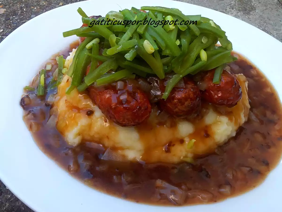 Sausage And Mash Sau Carnati Cu Piure Si Gravi De Ceapa - poza 3