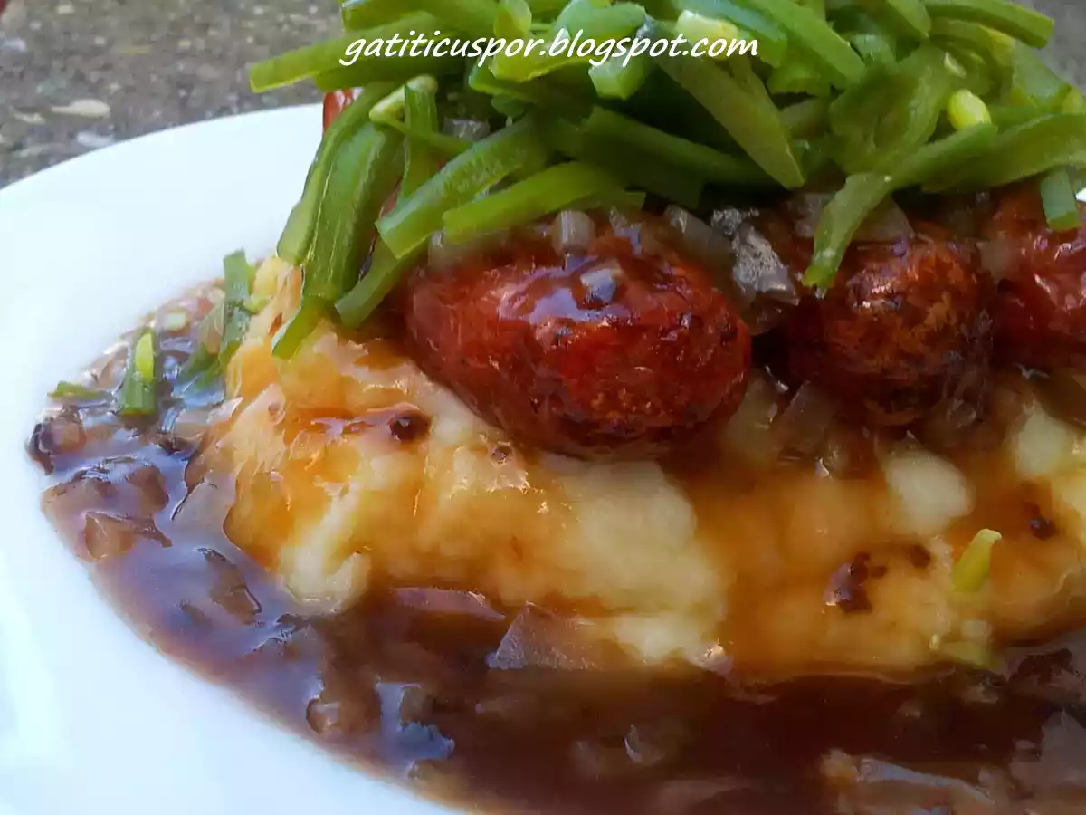 Sausage And Mash Sau Carnati Cu Piure Si Gravi De Ceapa - poza 5