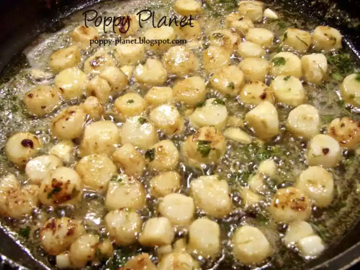 Scoici scallop cu sos de unt pe pat de spanac