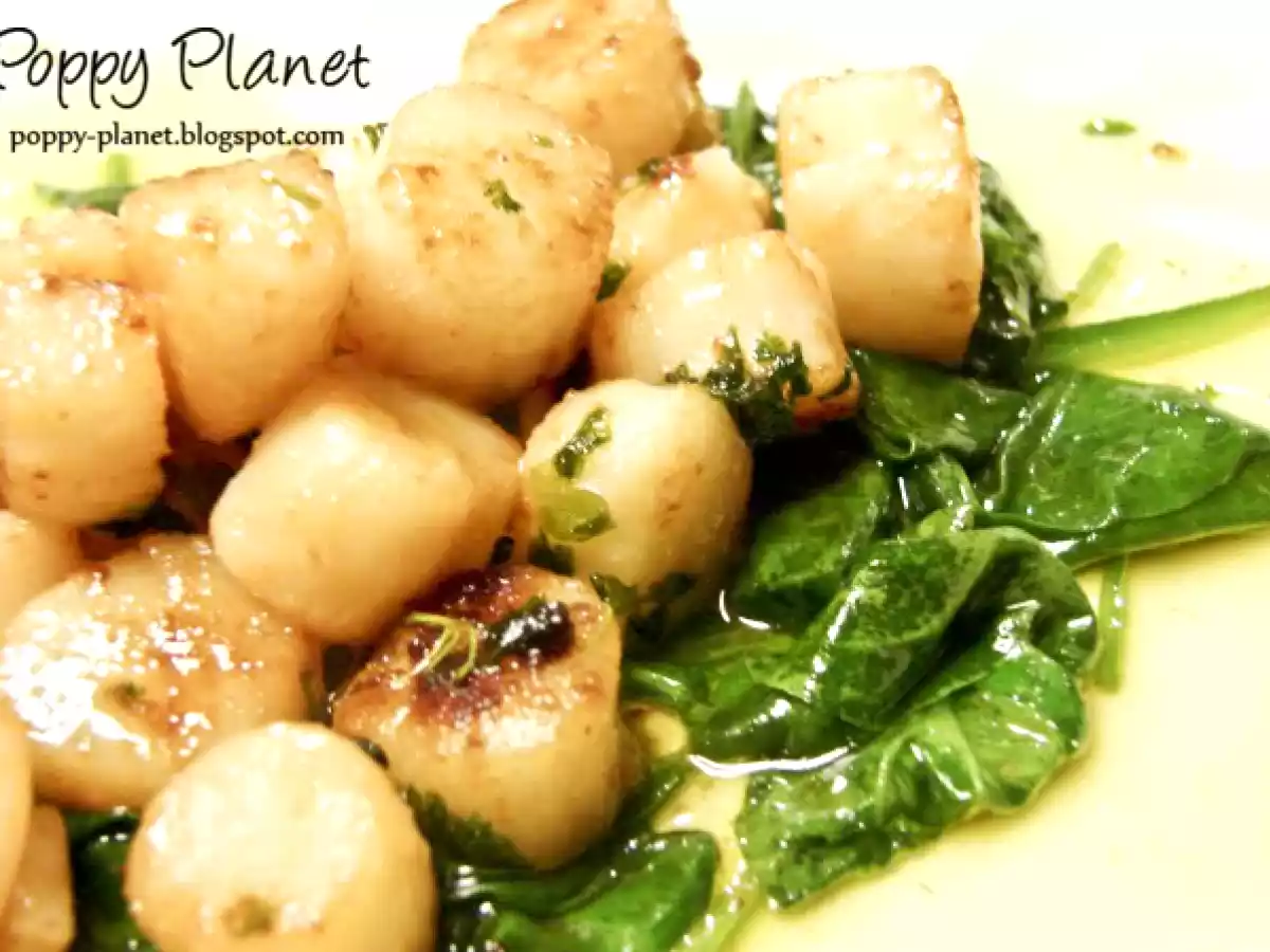 Scoici scallop cu sos de unt pe pat de spanac - poza 2