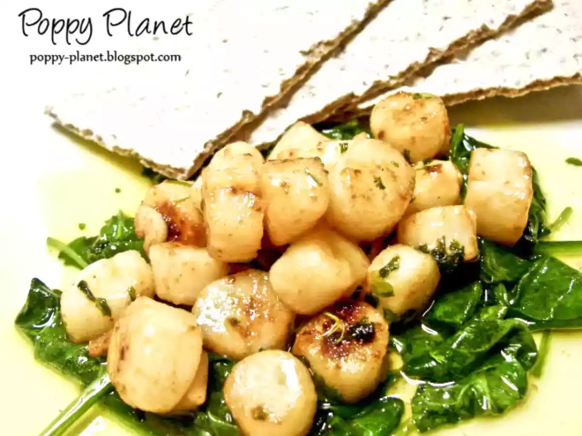 Scoici scallop cu sos de unt pe pat de spanac - poza 3