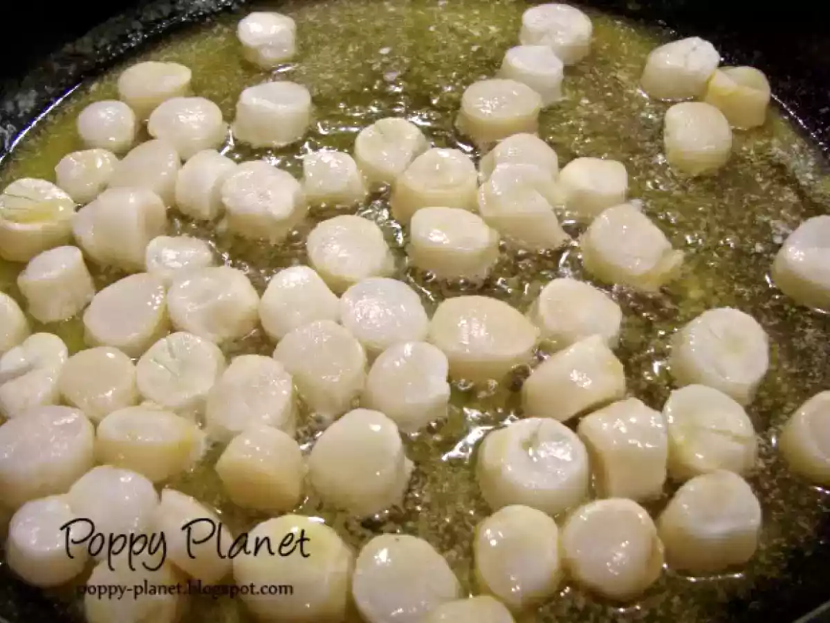 Scoici scallop cu sos de unt pe pat de spanac - poza 5