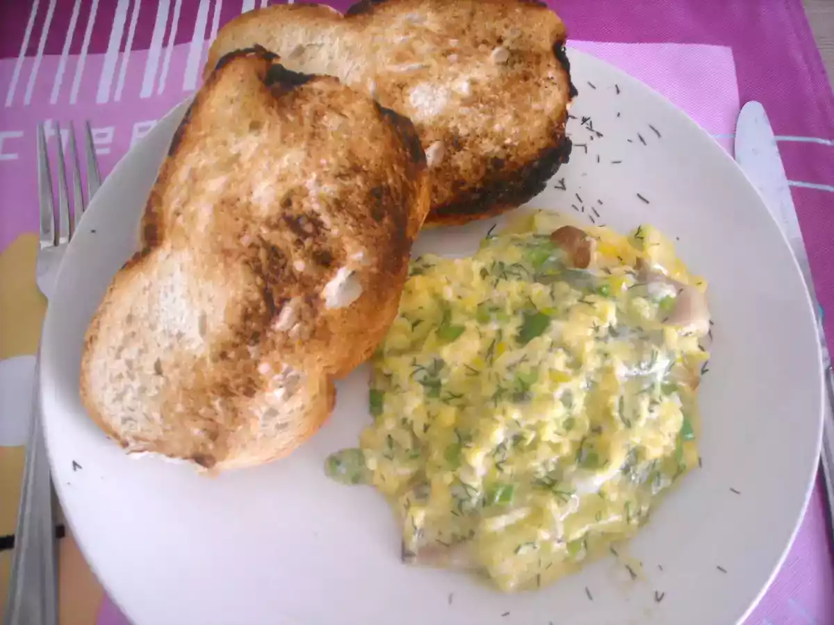 Scrambled eggs (Oua amestecate) - poza 2