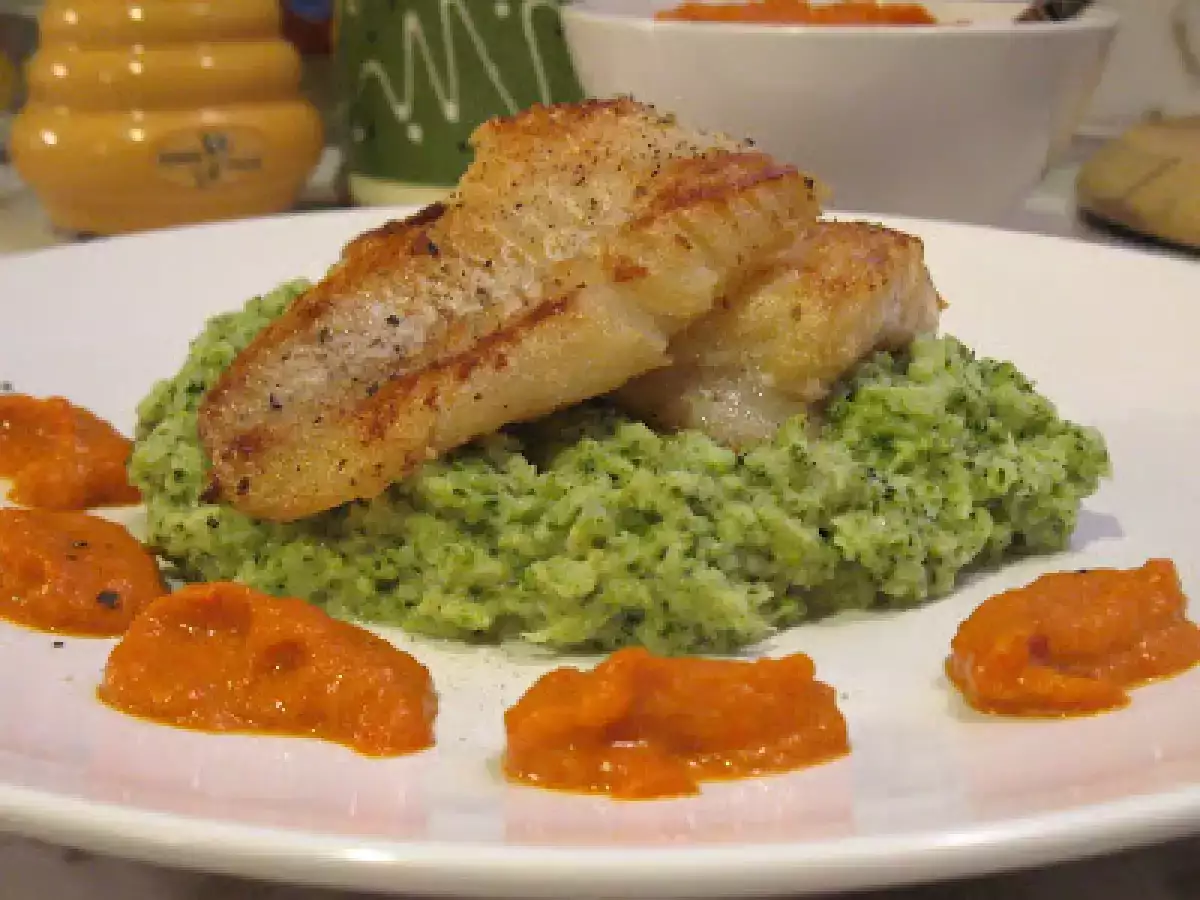 Sea bass cu piure de broccoli si sos de ardei copti