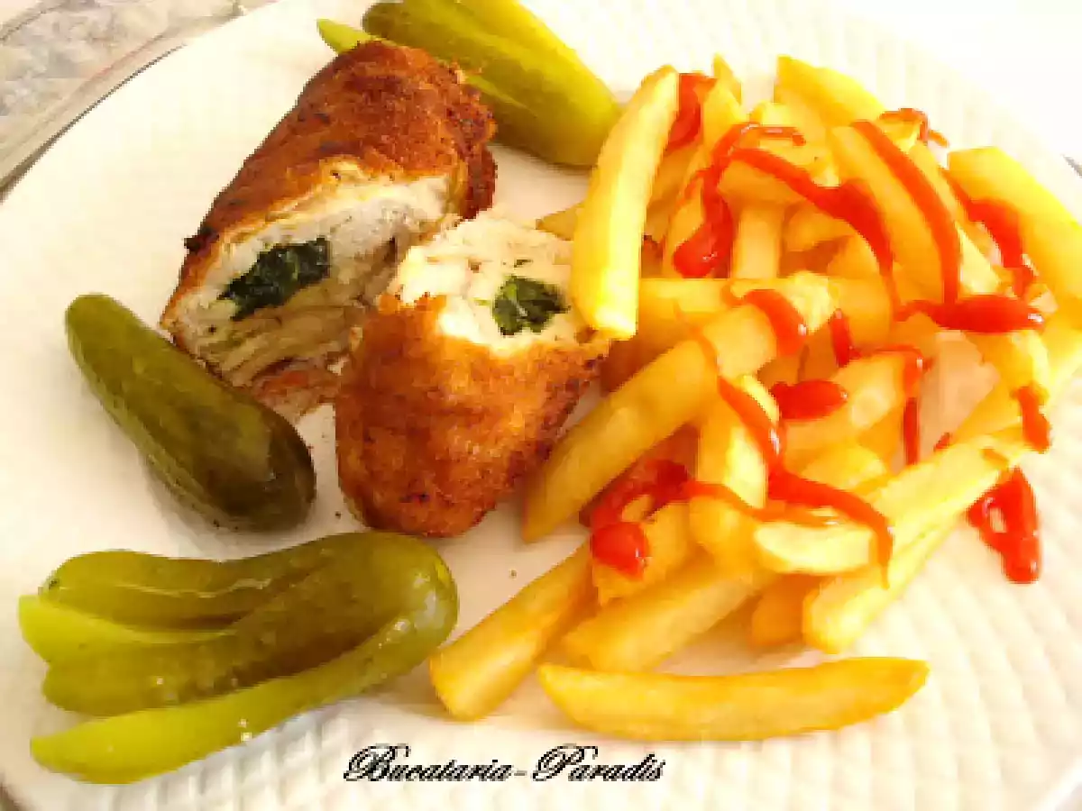 Snitel Kievskaia de pui cu cartofi prajiti la cuptor.