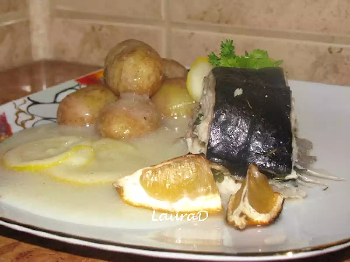 Somn aromat la cuptor cu cartofi noi si sos de lamaie