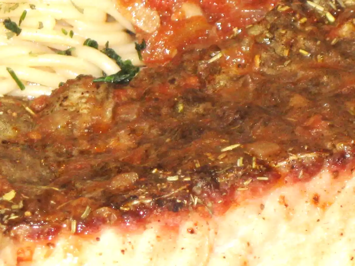 Somn la cuptor cu garnitura de spaghetti in sos alla diavola