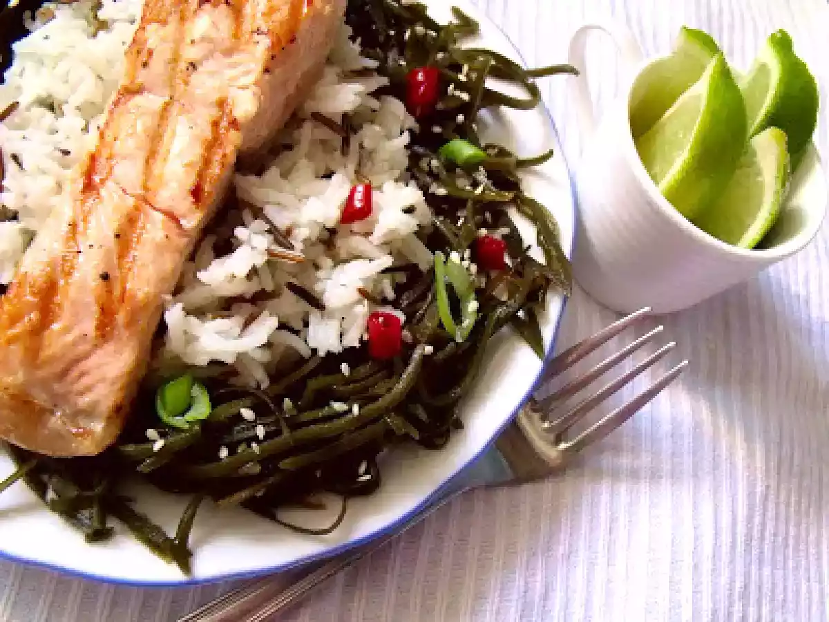 SOMON CU SALATA DE ALGE MARINE(SALMON &SEAWEED SALAD)