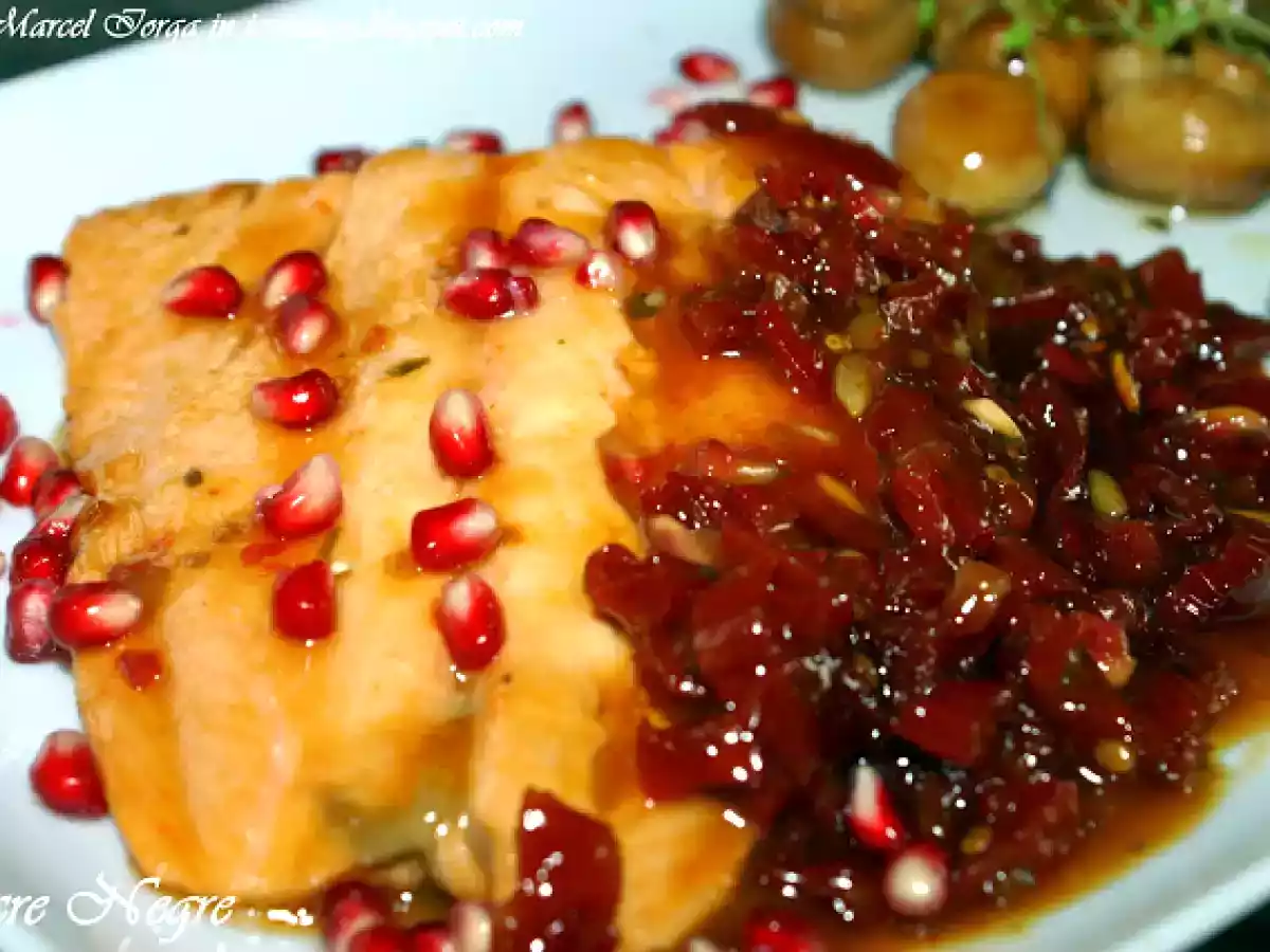 Somon, cu sos de rodii, rosii uscate si ciuperci