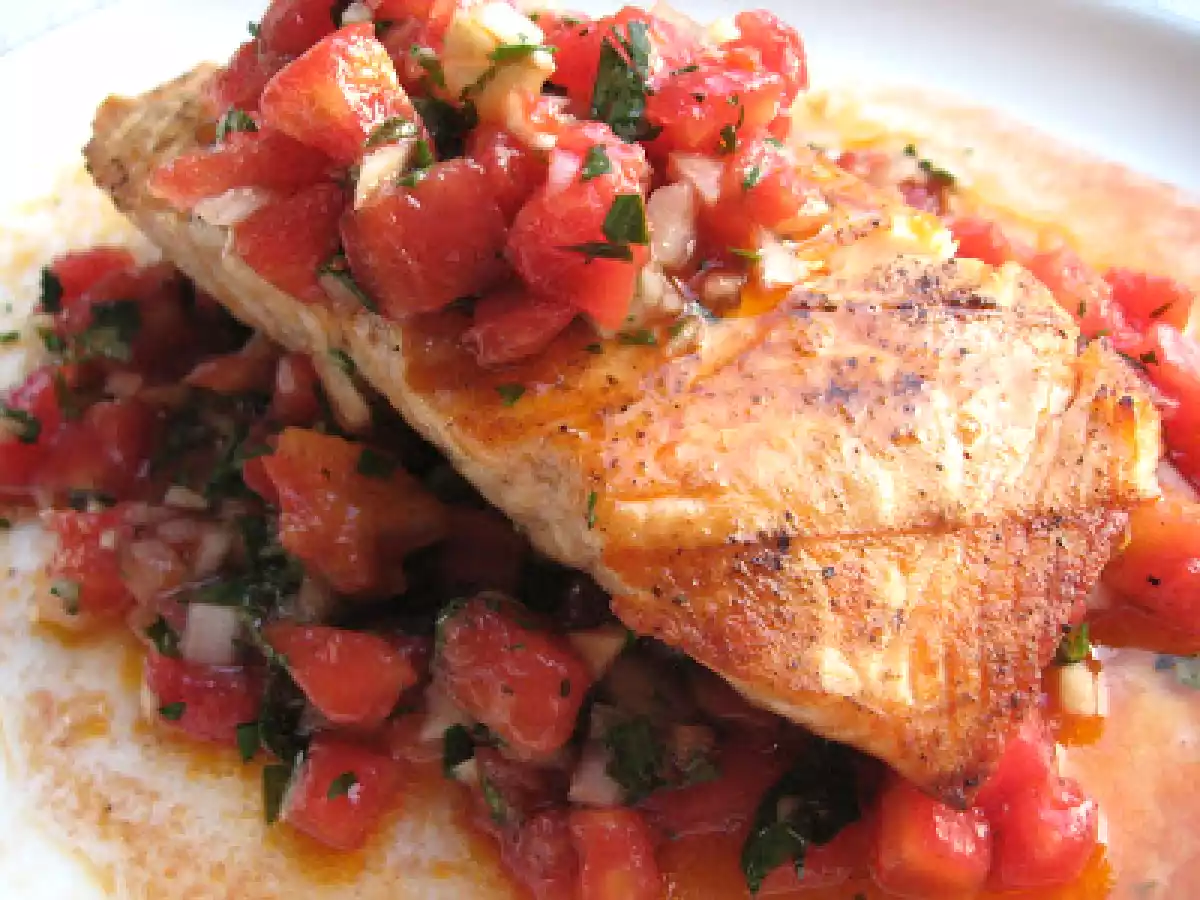 Somon pe gratar cu salata de rosii/ Grilled salmon with tomato salsa