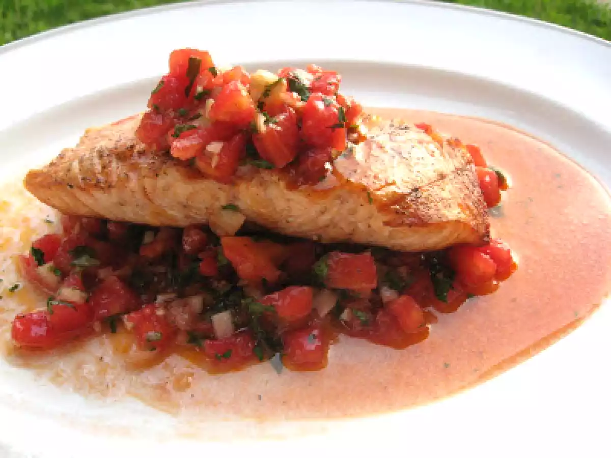 Somon pe gratar cu salata de rosii/ Grilled salmon with tomato salsa - poza 2