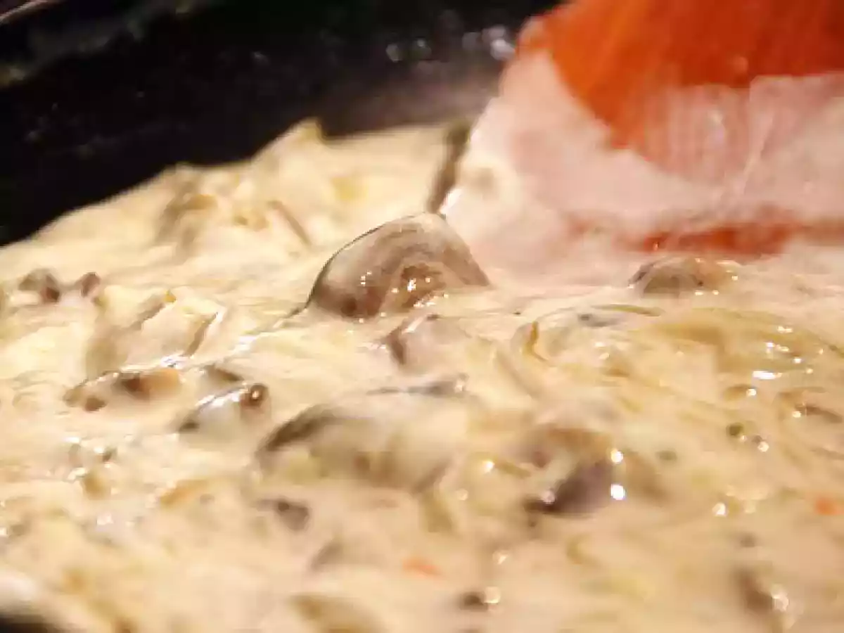 SOS DE CIUPERCI CU SMANTANA