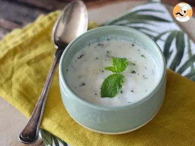 Sos de iaurt proaspat, ideal pentru salate, pește sau carne