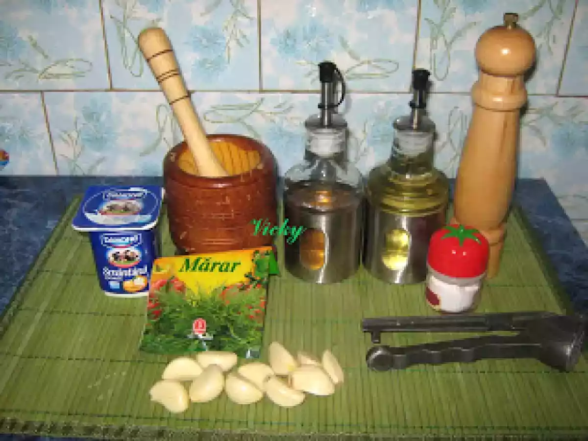 Sos de usturoi cu smantana - poza 3