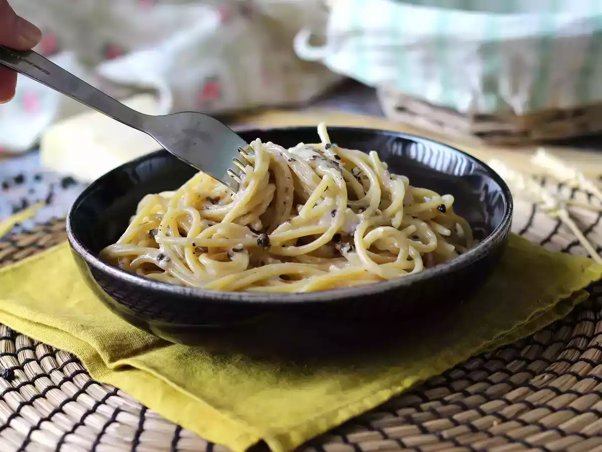 Spaghete cacio e pepe: 3 ingrediente, o explozie de gust! - poza 4