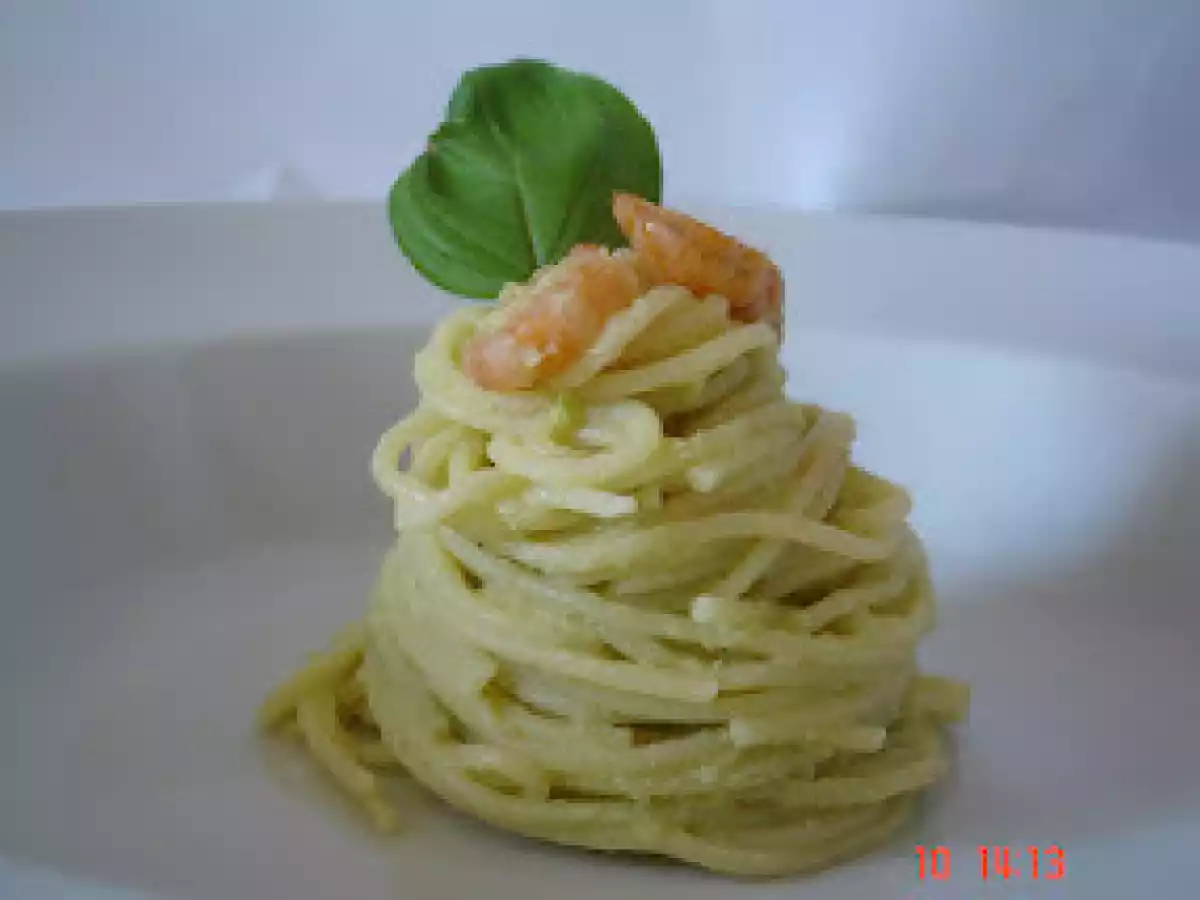 Spaghete cu avocado si creveti