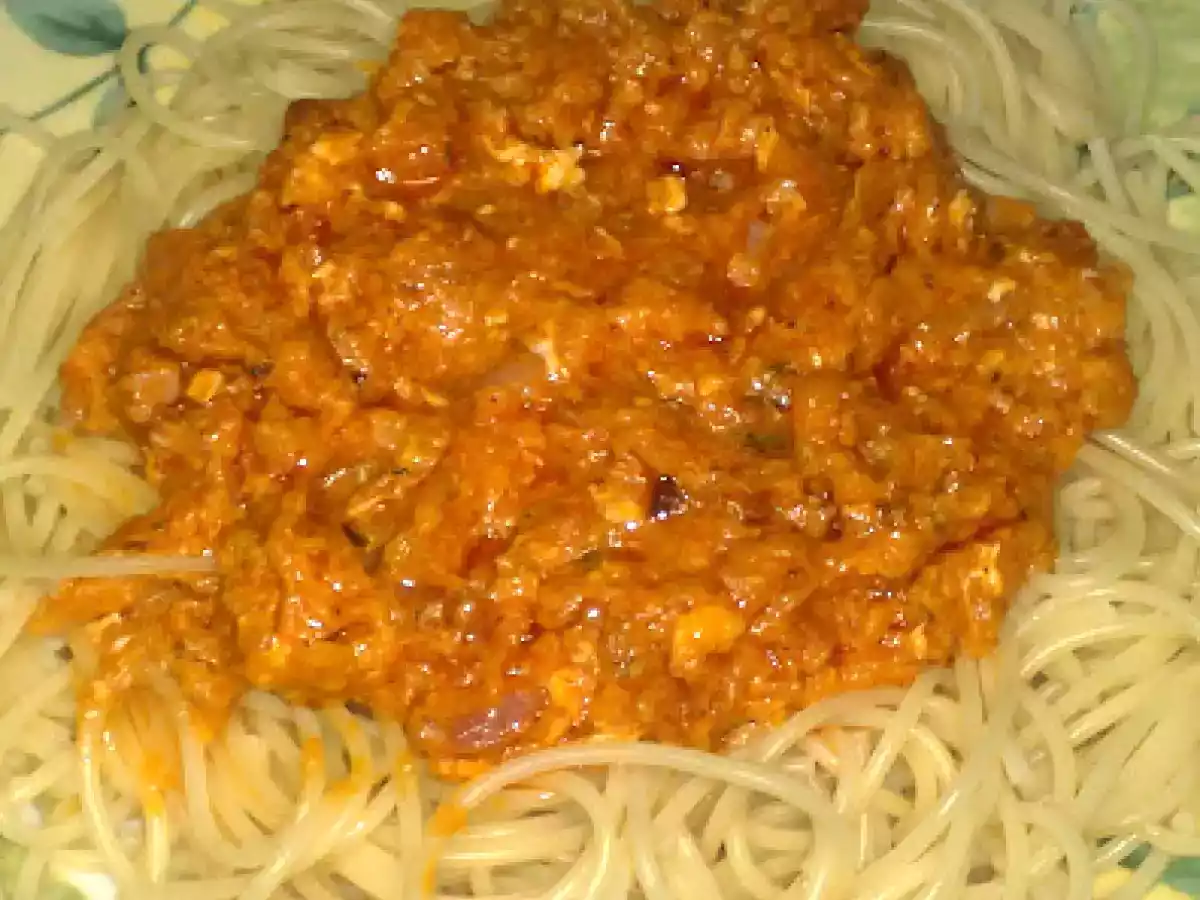 Spaghete cu bacon si sos de rosii