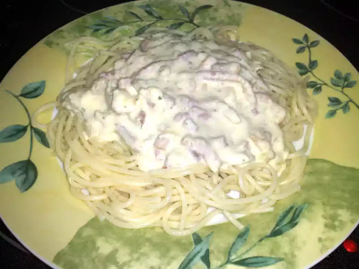Spaghete cu bacon si sos de smantana cu cascaval