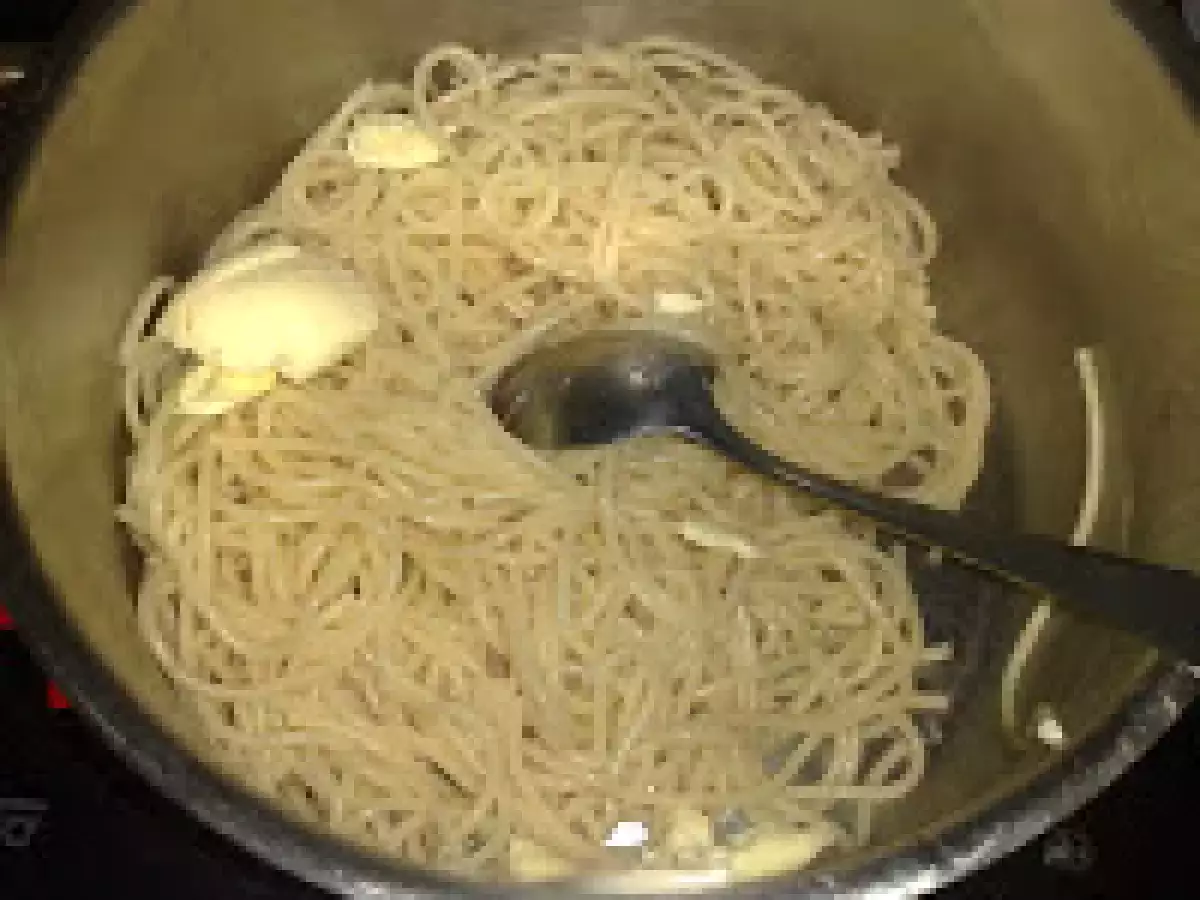 Spaghete cu bacon si sos de smantana cu cascaval - poza 4