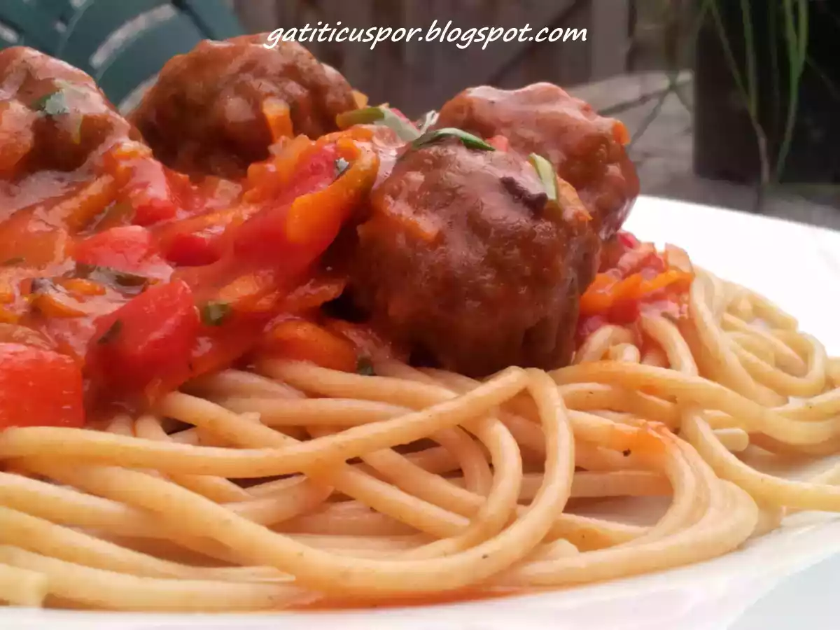 Spaghete Cu Chiftele Si Sos De Rosii