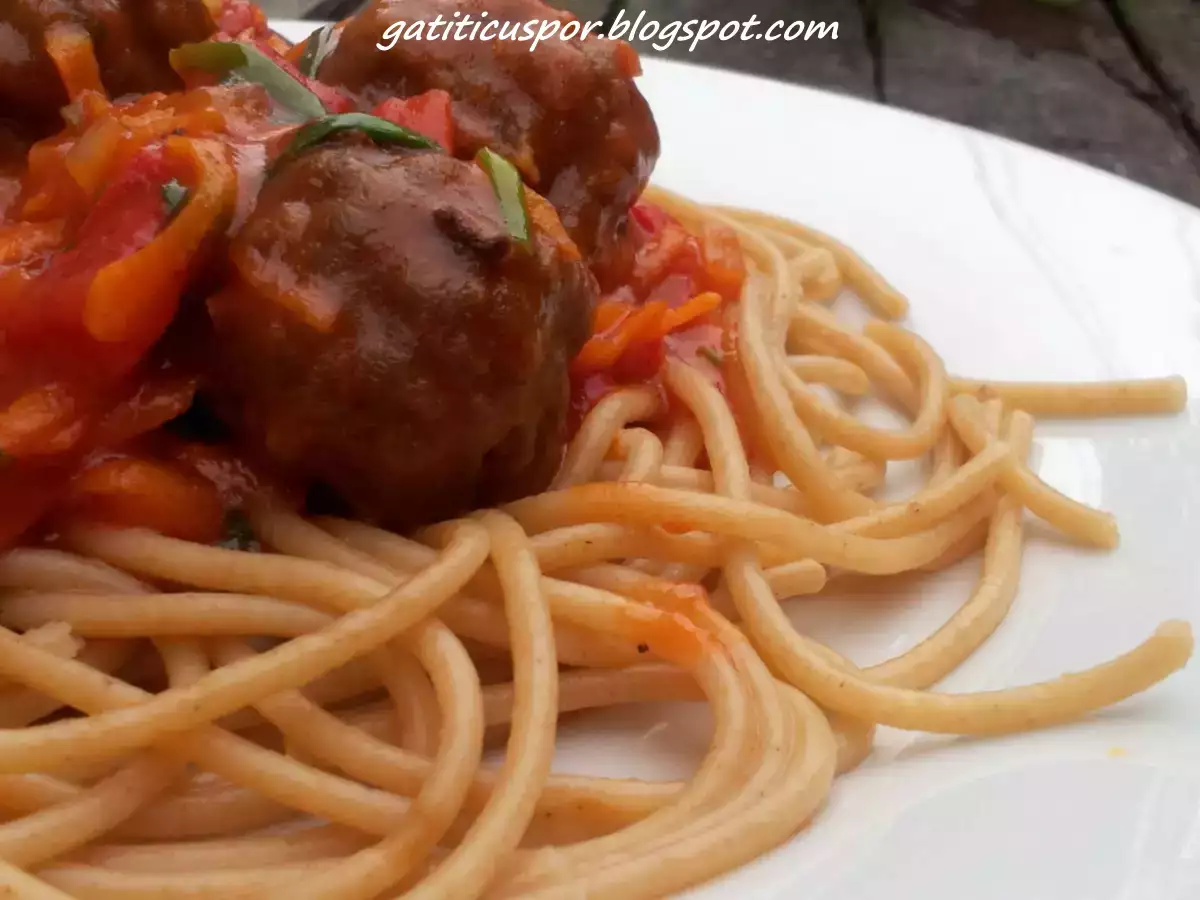 Spaghete Cu Chiftele Si Sos De Rosii - poza 2