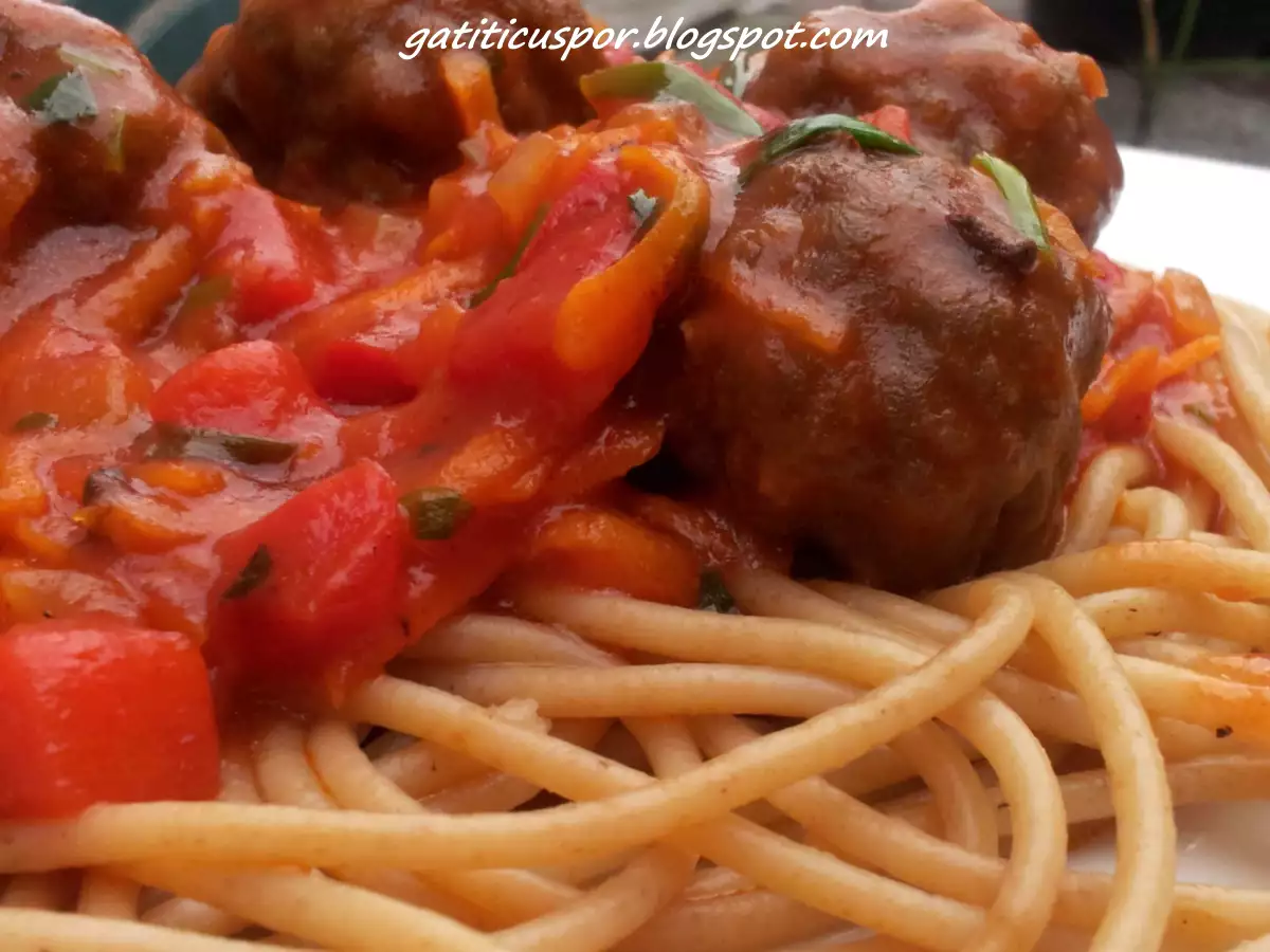 Spaghete Cu Chiftele Si Sos De Rosii - poza 3