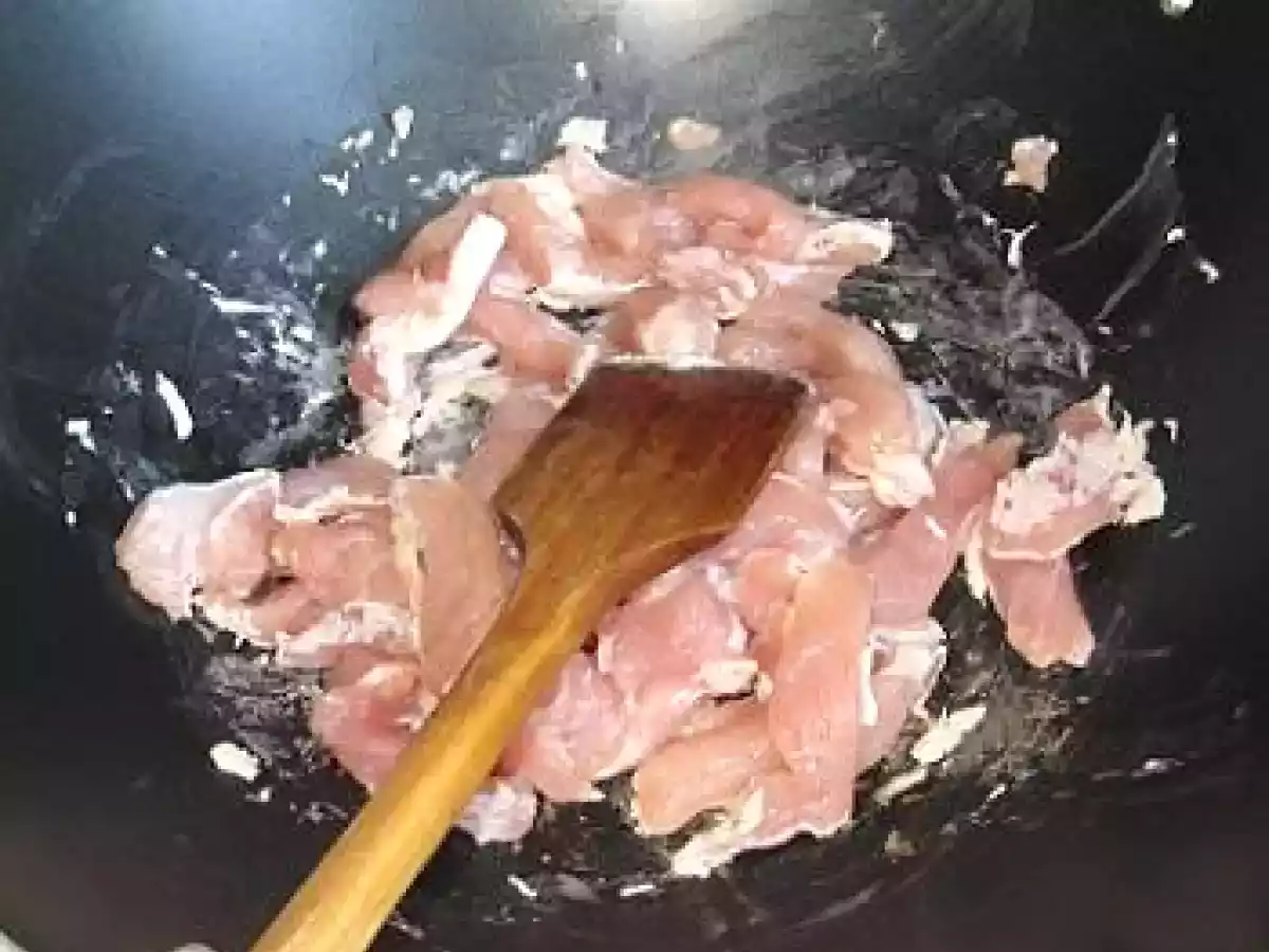 Spaghete cu Ciuperci, Piept de Pui si Sos de Rosii - poza 2