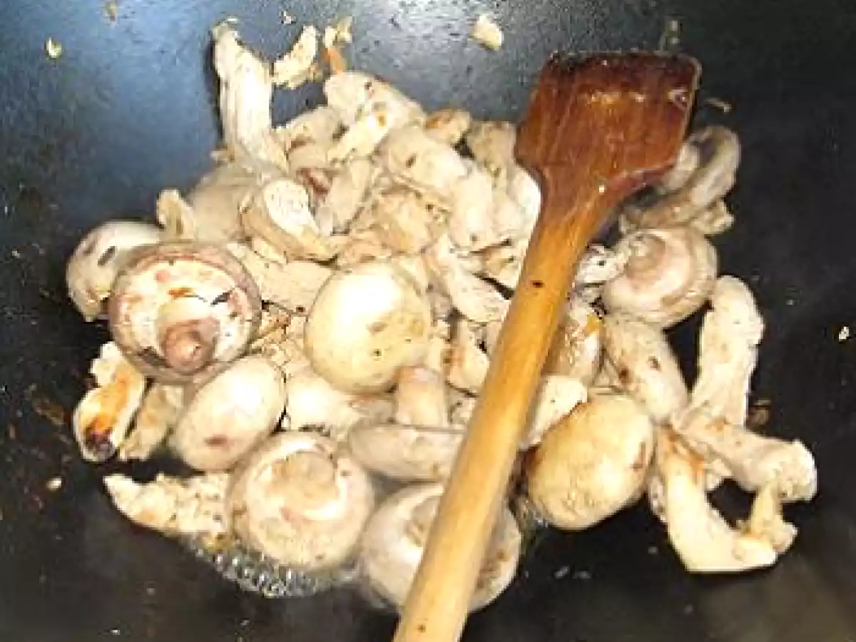 Spaghete cu Ciuperci, Piept de Pui si Sos de Rosii - poza 3