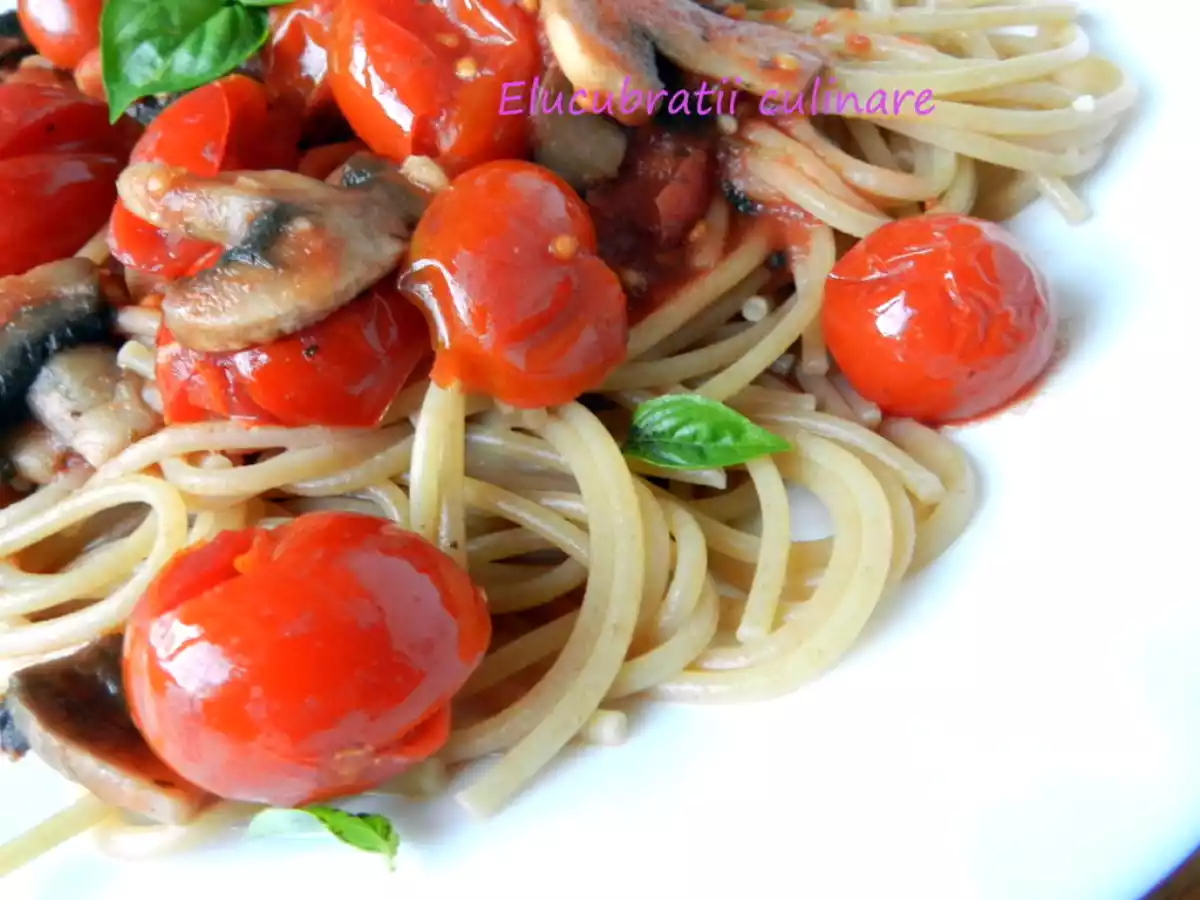 Spaghete cu ciuperci și roșii cherry
