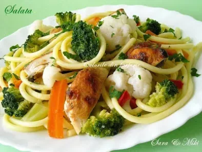 Spaghete cu pui, broccoli, conopida, in sos de vin