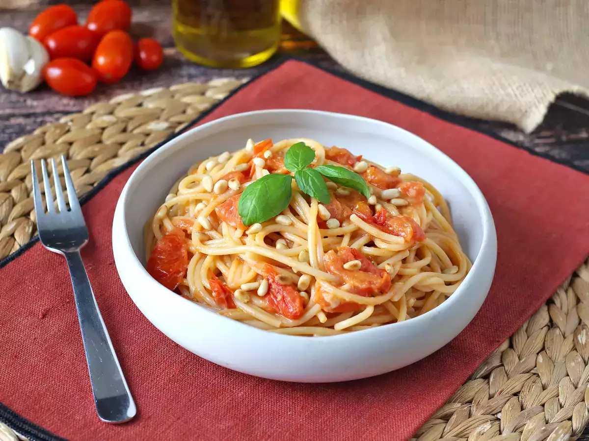 Spaghete cu roșii cherry și semințe de pin: o rețetă cremoasă și parfumată - poza 6