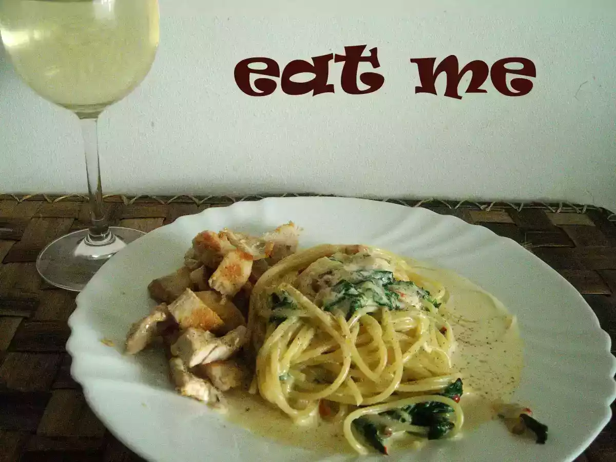 Spaghete cu sos alb, piept de pui si leurda