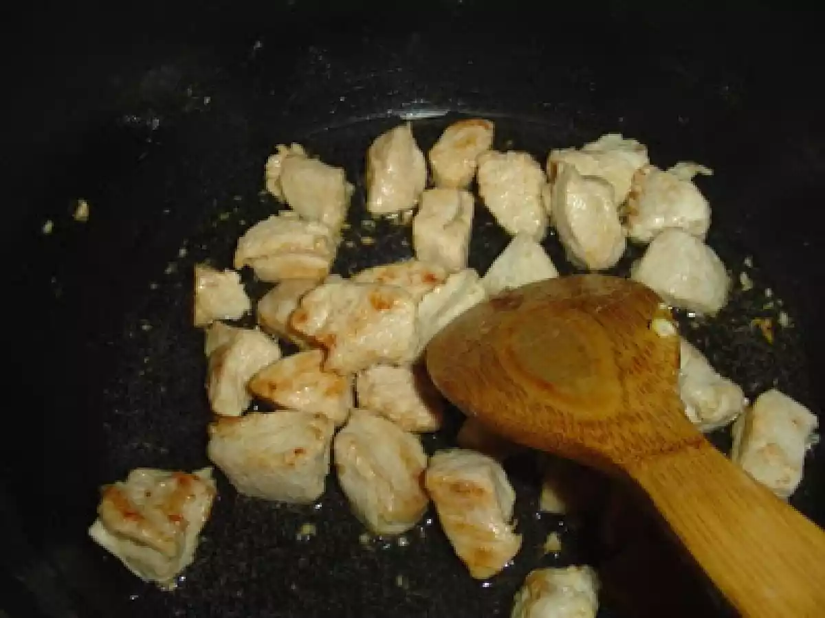 Spaghete cu sos alb si carne de pui - poza 3